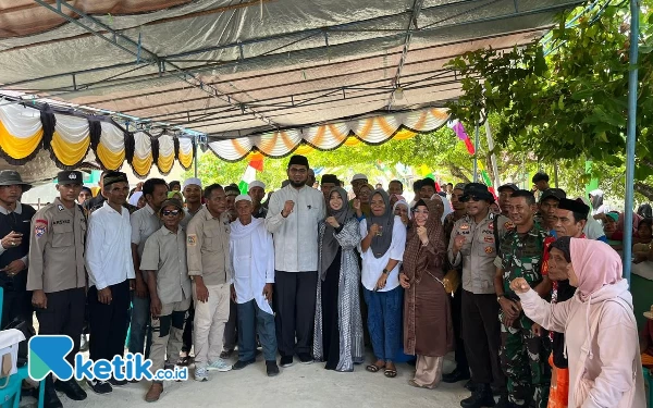 Foto Bupati, Ketua TP-PKK Halsel Rifa’at Al-Sa’adah, Ani Rajilun, beserta warga berfoto bareng usai penyaluran sembako Gratis