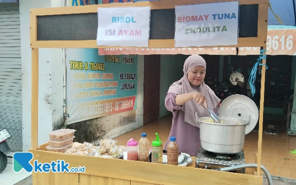 Foto Lapak milik Mbak Tutus yang berada di Kecamatan Arjosari, Pacitan. (Foto: Al Ahmadi/Ketik.co.id)