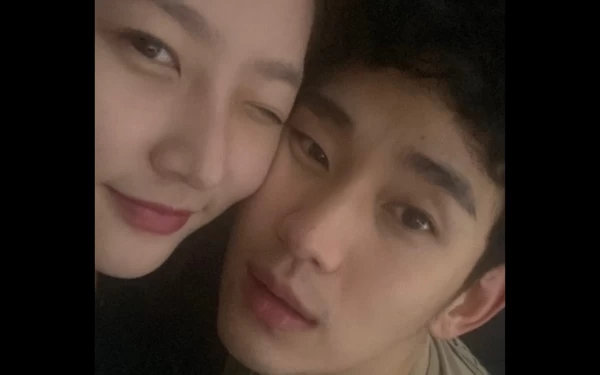 Foto Tangkapan layar potret mesra Kim Sae Ron bersama Kim Soo Hyun di Instagram storynya (Foto: twitter @soompi)