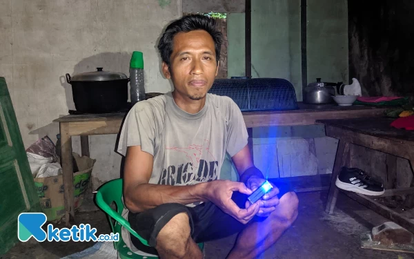 Thumbnail Berita - Lima Tahun Hidup Tanpa Listrik, Keluarga di Arjosari Pacitan Terpaksa Gunakan Lampu LED 5 Mili