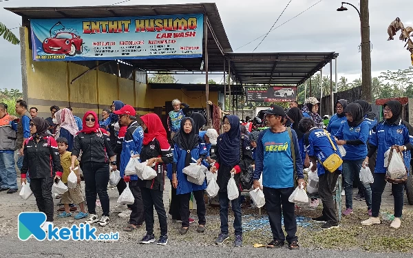 Foto Puluhan anggota Sedulur Touring Merapi Community (STMC) dan Gezeh Touring Community membagikan takjil dan menggelar buka bersama di jalan Tempel km 3,5 Sleman. (Foto : Guntur for Ketik.co.id)