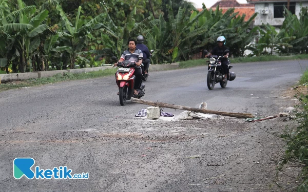 Foto Kerusakan jalan di tikungan Jalan Prambon menuju PT Pakerin. Jalan hanya bisa dilewati satu lajur karena berbahaya. (Foto: Fathur Roziq/Ketik.co.id)