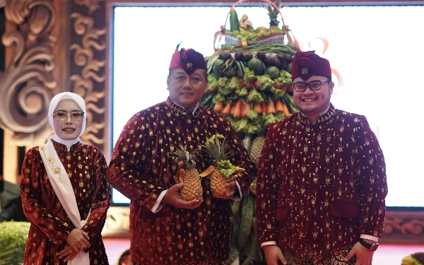 Foto Bupati Kediri Hanindhito Himawan Pramana saat peringatan hari jadi Kabupaten Kediri ke 1220 di Pendopo Panjalu Jayati, Senin (25/3/2024). (foto : Humas Pemkab Kediri).
