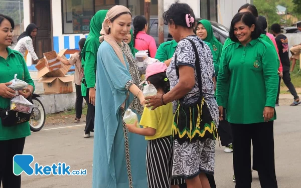 Thumbnail Berita - Ibu Bupati Ernawati Thie Bagi-Bagi Takjil di Taman Kota Kaimana, Berbagi Kebahagiaan di Bulan Ramadan