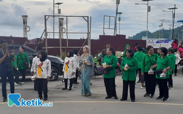 Foto Ibu Ernawati Thie bersama Ibu Persit KCK Kodim, Batalion dan Bhayangkara membagikan takjil di taman kota Kaimana (foto TP PKK)