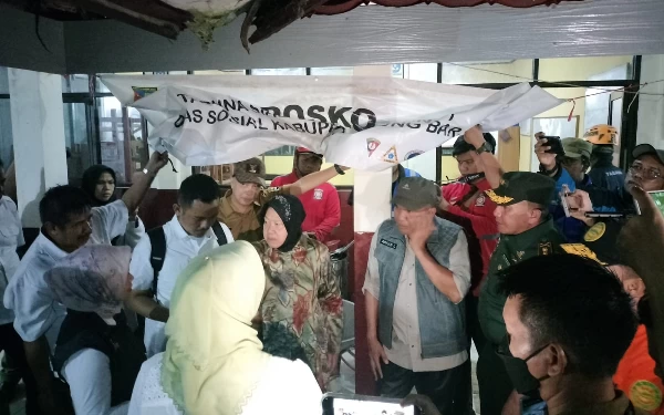 Thumbnail Mensos Tinjau Lokasi Pengungsian Korban Longsor Banjir Bandung Barat