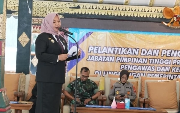 Foto Bupati Sleman Kustini Sri Purnomo pada saat melantik 39 orang yang terdiri Pejabat Tinggi Pratama, Administrator dan Kepala Sekolah 22 Maret 2024 lalu. (Foto: Humas Pemkab Sleman for Ketik.co.id)