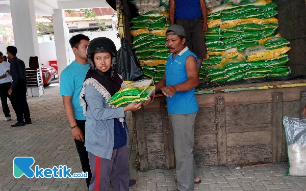 Thumbnail Berita - Warga Serbu Pasar Murah yang Digelar Kejari Kota Batu