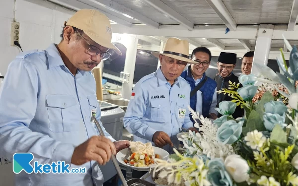 Foto Ketua IHO Jawa Timur Budi Santoso dan Bendahara IHO Jatim HM Arum Sabil di atas kapal RS Unair. (Foto: Naufal/Ketik.co.id)