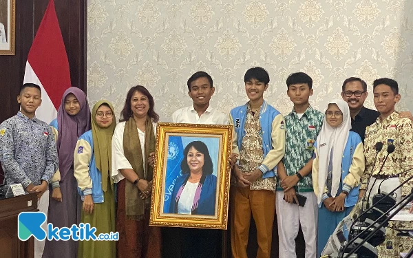 Foto Pemberian cinderamata dari anak Surabaya untuk Delegasi Unicef. (Foto: Shinta Miranda/Ketik.co.id)