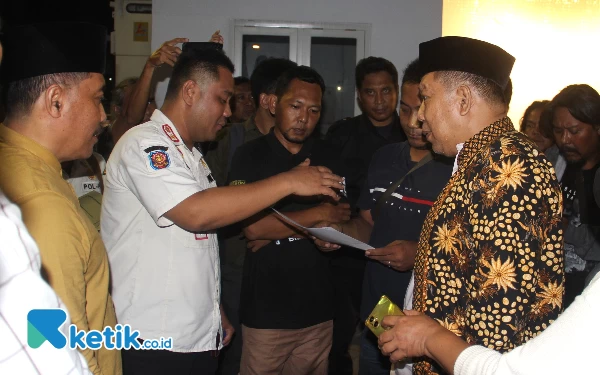 Foto Ketua Komisi A DPRD Sidoarjo Dhamroni Chudlori (kiri), Kabid Penanganan dan Perundang-undangan Daerah Satpol PP Anas ali Akbar, Sekretaris Komisi A Warih Andono (kanan) bersama warga dan penjaga Probet Billiard membahas aturan larangan buka tempat hiburan selama Ramadan. (Foto: Fathur Roziq/Ketik.co.id)