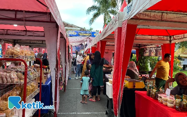 Foto Pasar takjil yang digelar di halaman Bakorwil III Malang. (Foto: Lutfia/Ketik)