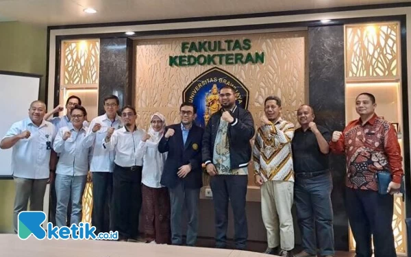 Foto Rombongan Bupati Halsel berpose Bersama jajaran Dekan Fakultas Kedokteran Universitas Brawijaya Malang. (Foto Alif)