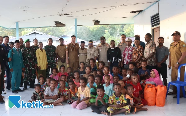 Foto Bupati Freddy Thie dan Wakil Bupati Hasbulla Furuada saat foto bersama di kampung Nusaulan saat safari Ramadan (foto Humas Pemkab Kaimana)