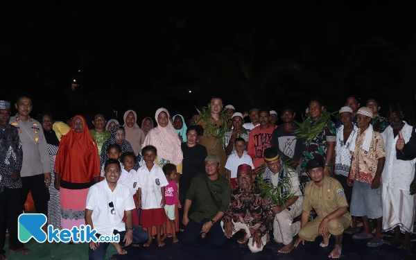 Foto Foto bersama Bupati Freddy Thie dan Wakil Bupati Hasbulla Furuada dengan masyarakat kampung Karawawi dalam Safari Ramadan (foto Humas Pemkab Kaimana)