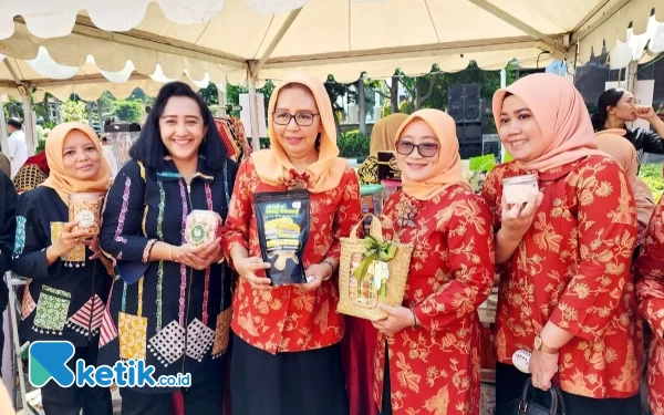 Produk DWP Bapenda Jatim Ludes Terjual di Bazar Ramadan DWP Jatim