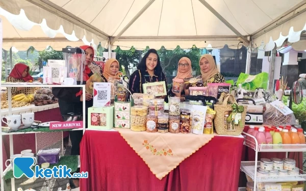 Foto Berbagai macam produk DWP Bapenda Jatim di Bazar Ramadan DWP Jatim (Foto: Fatimah/Ketik.co.id)