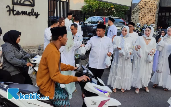 Foto HIPMI Kota Kediri saat bagi takjil di wilayah Kecamatan Mojoroto Kota Kediri, Rabu (27/3/2024). (foto : isa/Ketik.co.id).