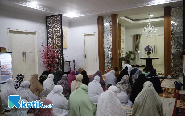 Foto Setelah buka puasa bersama dilanjutkan dengan sholat magrib berjamaah di rumah negara (foto Humas Pemkab Kaimana)