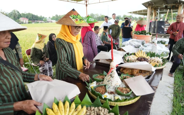 Foto Sebagian uborampe dalam tradisi wiwitan saat di Tiwir, Sumbersari, Moyudan, Sleman.(Foto: Humas Pemkab Sleman for Ketik.co.id)