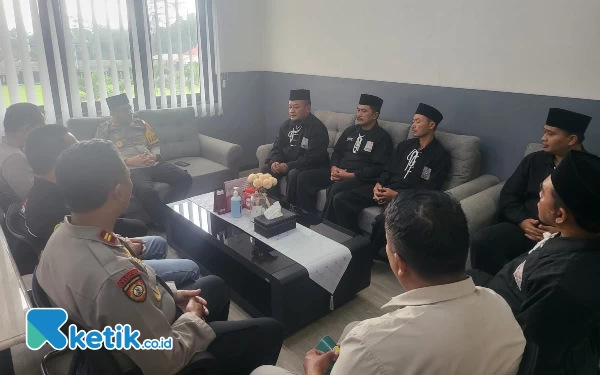 Foto PSHT Blitar bersama anggota Polres Blitar, Kamis (28/3/2024) (foto: Favan/ketik.co.id)