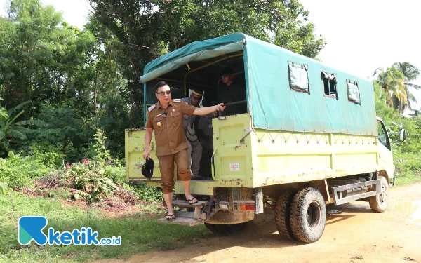 Foto Bupati Freddy Thie menaiki truck saat kunjungan di Pulau Adi Kaimana (foto Humas Pemkab Kaimana)