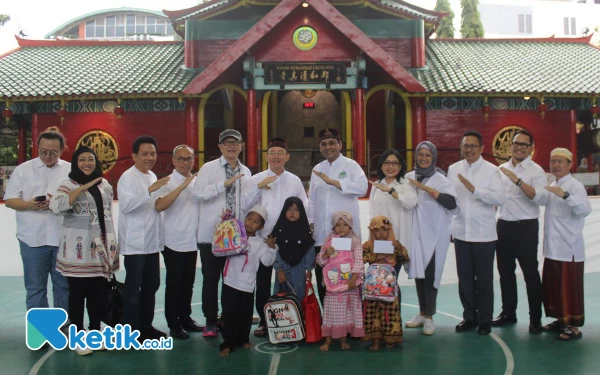 Foto SFC membagikan 100 berkah untuk anak yatim di Masjid Muhammad Cheng Hoo. (Foto: Aisyah/Ketik.co.id)
