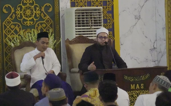 Thumbnail Berita - Ulama Al-Azhar Mesir Kagumi Banyaknya Jemaah dan Kemegahan Masjid Nasional Al-Akbar Surabaya