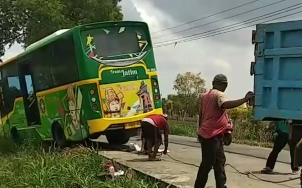 Thumbnail Bus Trans Jatim Terguling dan Nyemplung ke Kebun Cabai di Mojokerto, Ini Tanggapan Dishub