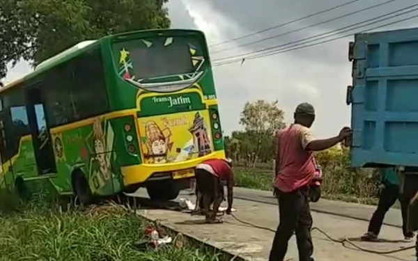 Thumbnail Berita - Bus Trans Jatim Terguling dan Nyemplung ke Kebun Cabai di Mojokerto, Ini Tanggapan Dishub