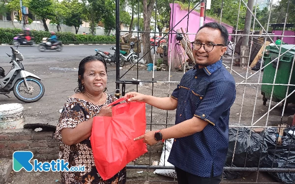 Foto Pembina LBH Legundi Advent Dio Randy memberikan sembako kepada lansia kurang mampu di Kawasan Jalan Legundi, Jumat (29/3/2024). (Foto: Khaesar/Ketik.co.id)