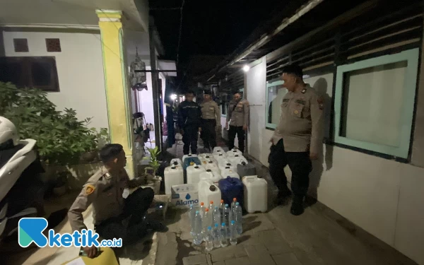 Foto Barang bukti miras arak dan puluhan jerigen yang di duga tempat menyimpan arak (29/03/2024) (Adinda Octaviani / ketik.co.id)