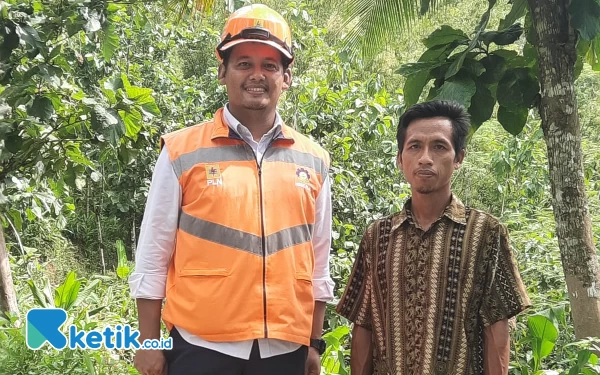 Foto Pihak PLN saat menemui Juki untuk melakukan survei lokasi. (Foto: Aditya Bimantara for Ketik.co.id)