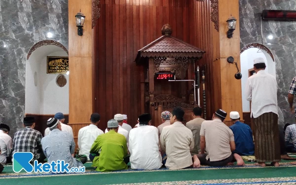 Foto Penampakan mihrab Masjid Al Mukhlisin Dusun Macari Desa Pesanggrahan Kecamatan Batu Kota Batu Jawa Timur. (Foto: Sholeh/ketik.co.id)