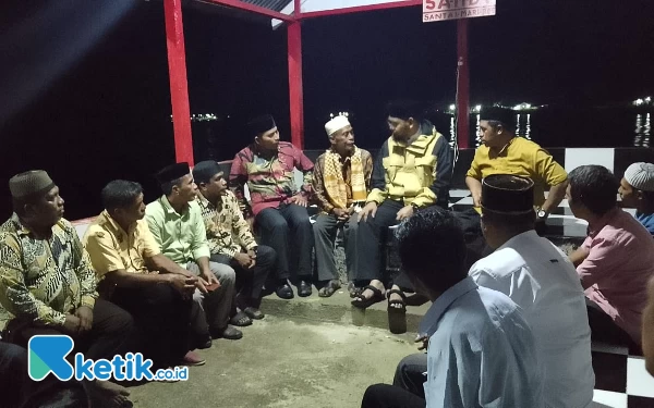 Foto Bassam Kasuba menjaring Asmara dengan tokoh masyarakat desa Saketa Gane barat. (Foto Safri)