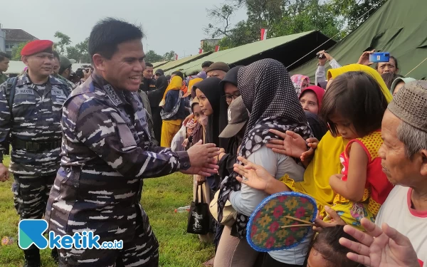 Thumbnail Berita - TNI AL Kirim Ribuan Paket Bantuan sampai Tim Trauma Healing untuk Korban Gempa Tuban dan Bawean