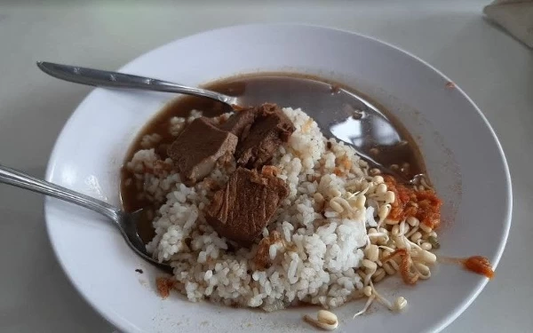 Foto Seporsi Nasi Rawon di Warung Sidik Kota Batu (Foto: Suara.com/Dini Afrianti Efendi)