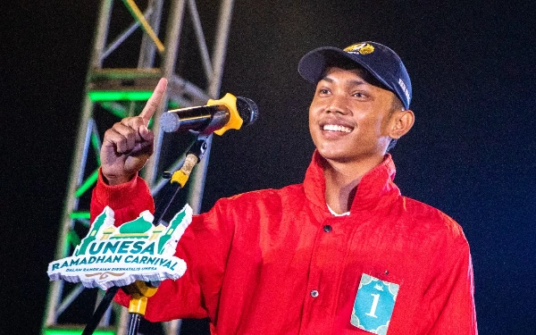 Foto Ekspresi dan gaya salah satu peserta lomba Impersonate Cak Hasan. (Foto: Humas Unesa)