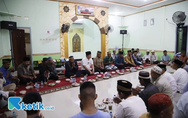 Foto Bupati Freddy Thie dan Wakil Bupati Hasbulla Furuada saat buka bersama KKST di Masjid Al-Hikmah Kaimana (foto Humas Pemkab Kaimana)