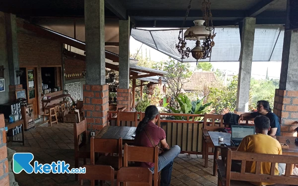 Foto Suasana Kafe Omah Semut di Desa Bulukerto Kecamatan Bumiaji Kota Batu Jawa Timur. (Foto: Sholeh/ketik.co.id)