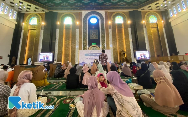 Foto Suasana kajian di Masjid Al-Akbar Surabaya dengan pemipin Habib Muhammad Bin Anies Shahab. (Foto: Shinta Miranda/Ketik.co.id)