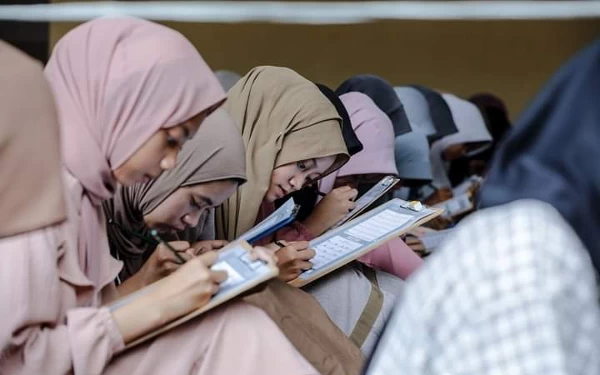 Thumbnail Berita - Melihat Keseruan Penulisan Mushaf Al-Qur'an di SMAN 1 Cililin Bandung Barat
