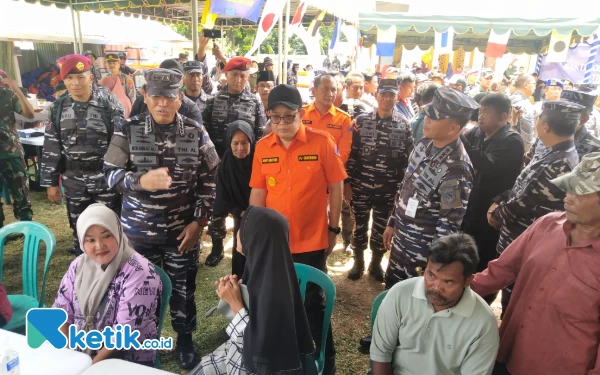 Foto Pj Gubernur Jatim bersama Kasal berkomunikaso dengan pesedta bakti sosial kesehatan. (foto:Sutejo / ketik.co.id)