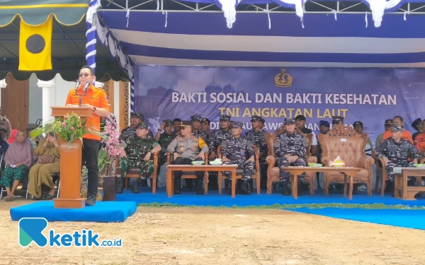 Foto Pj Gubernur Jatim memberikan sambutan saat Bakti Sosial Kesehatan TNI Angkatan Laut di Bawean.  (foto:Sutejo / ketik.co.id)