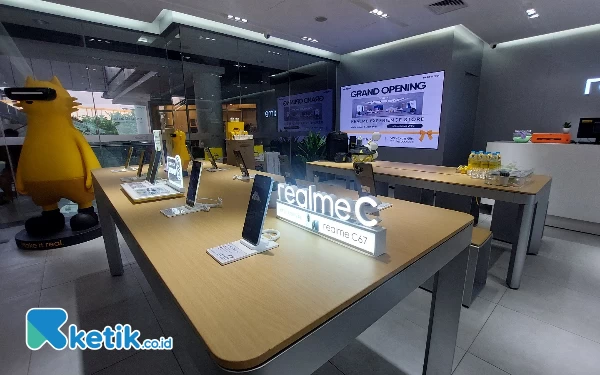 Foto Tampilan desain Realme Experience Store 3.5 Asia Jaya yang futiristik. (Foto: Husni Habib/Ketik.co.id)