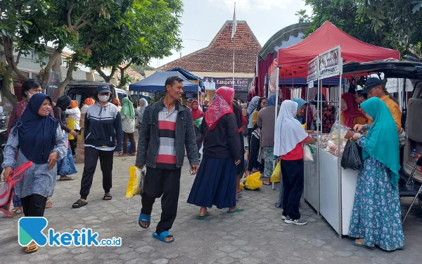 Foto Warga Kediri saat memadati pasar pangan murah di Halaman Kantor Kecamatan Wates, Senin (1/4/2024). (foto : isa/Ketik.co.id).