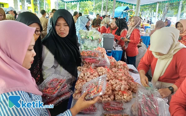 Foto Lombok dan bawang putih menjadi komoditas yang diburu dalam pasar murah, Senin (1/4/2024). (Foto: Khaesar/Ketik.co.id)