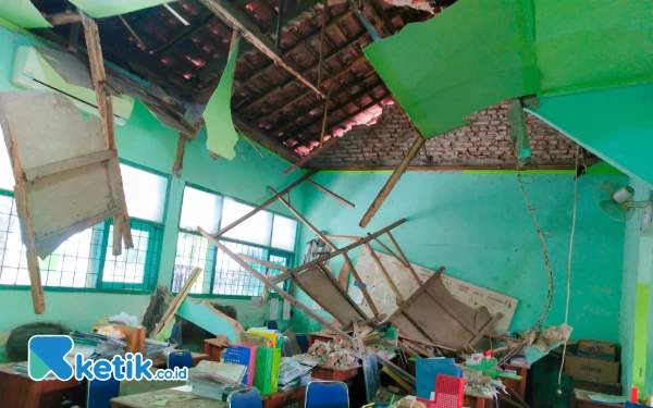 Foto Salah satu ruang di SMA Negeri 1 Sangkapura yang mengalami kerusakan berat.  (foto:Sutejo / ketik.co.id)