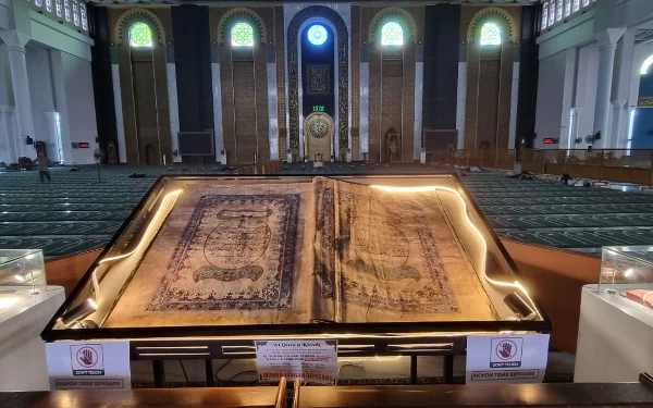 Thumbnail Subhanallah, Kitab 300 Tahun Dipamerkan di Masjid Al-Akbar Surabaya