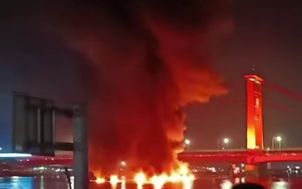 Kapal Terbakar dan Meledak Dekat Jembatan Ampera